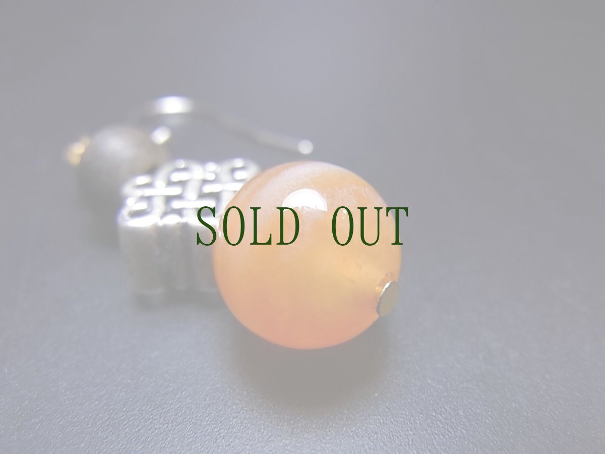 画像4: エンドレスノット（ベルべ・無限の紐）とサードオニキス、沈香（伽羅）のピアス (4)