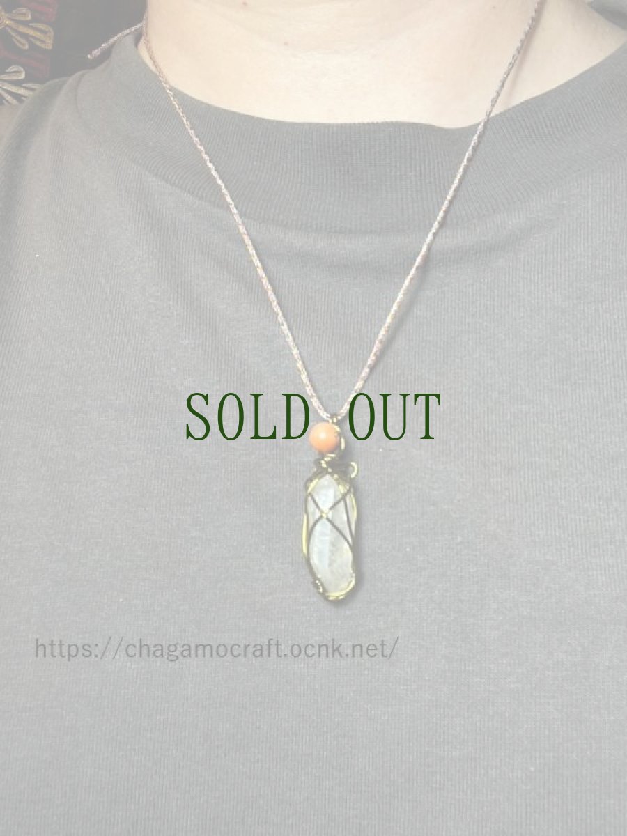 画像9: レムリアンシードのポイントクリスタル(水晶・虹入り)と珊瑚、チベット吉祥紐の首飾り (9)