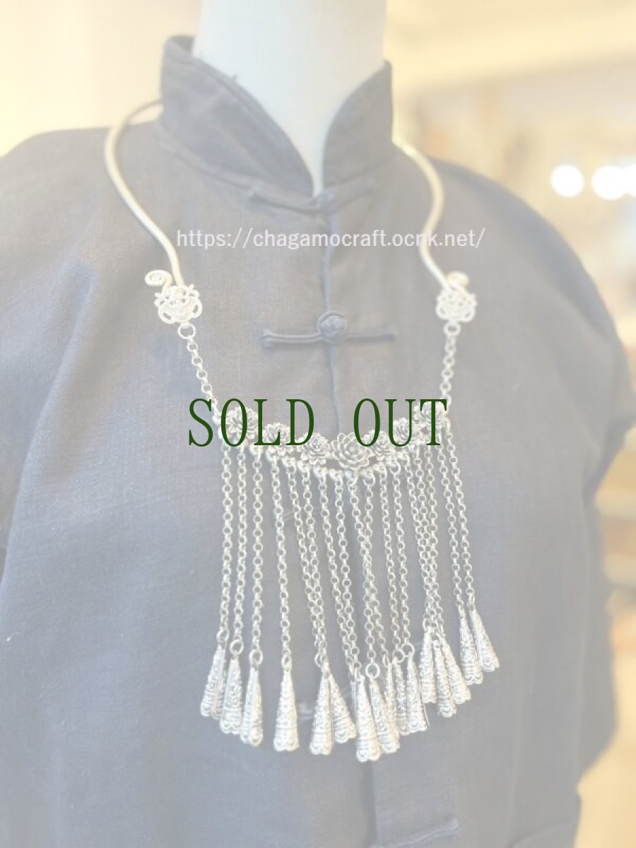 画像4: ミャオ族（苗族）のハレ着用首飾り・トライバルネックレス　花と蝙蝠紋 (4)