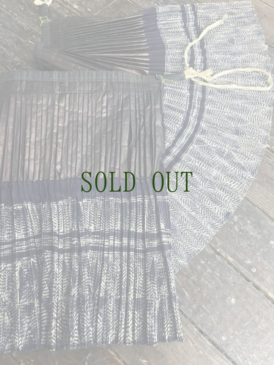 画像11: 榕江ミャオ族(rong jiang 苗族）藍染・亮布　プリーツ巻きオーバースカート　(ビンテージ） (11)