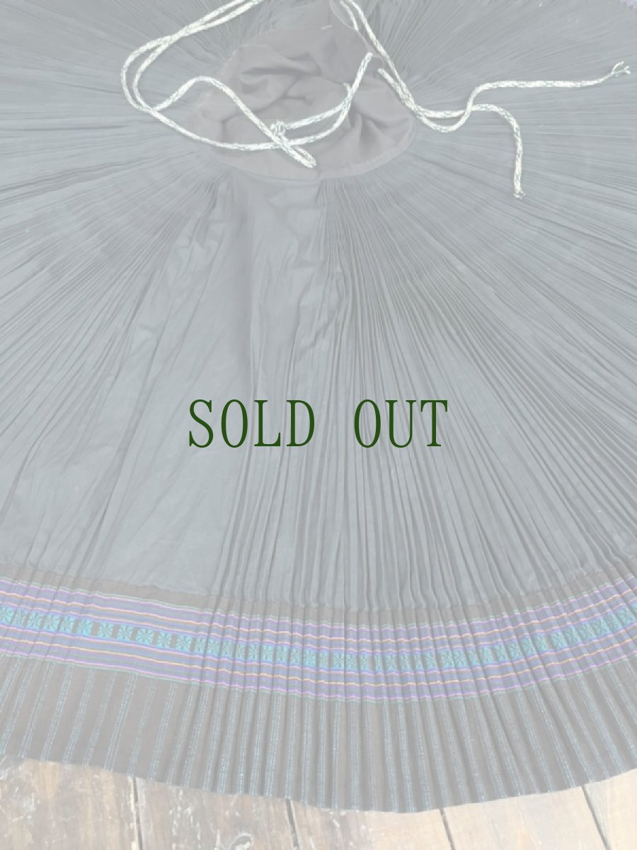 画像11: 貴州省・貞豊苗族（ジェンフォン・ミャオ族）　木綿製　ロング丈プリーツ巻スカート (11)