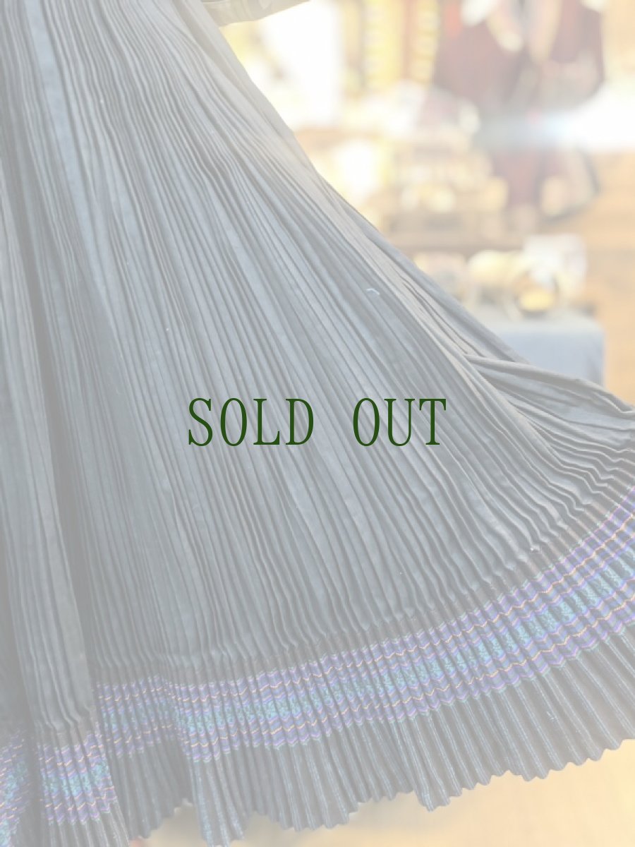 画像6: 貴州省・貞豊苗族（ジェンフォン・ミャオ族）　木綿製　ロング丈プリーツ巻スカート (6)