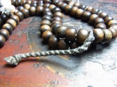 画像5: チベット木珠の御数珠　(old tibetan sandalwood mala )　スンドゥ付・アンティーク (5)