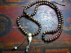 画像1: チベット木珠の御数珠　(old tibetan sandalwood mala )　スンドゥ付・アンティーク (1)