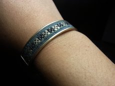 画像5: 貴州省ミャオ族の刺繍古裂バングル(苗銀)　Miao old embroidery silver bangle (5)