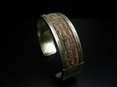 画像2: 貴州省ミャオ族の刺繍古裂バングル(苗銀)　Miao old embroidery silver bangle (2)