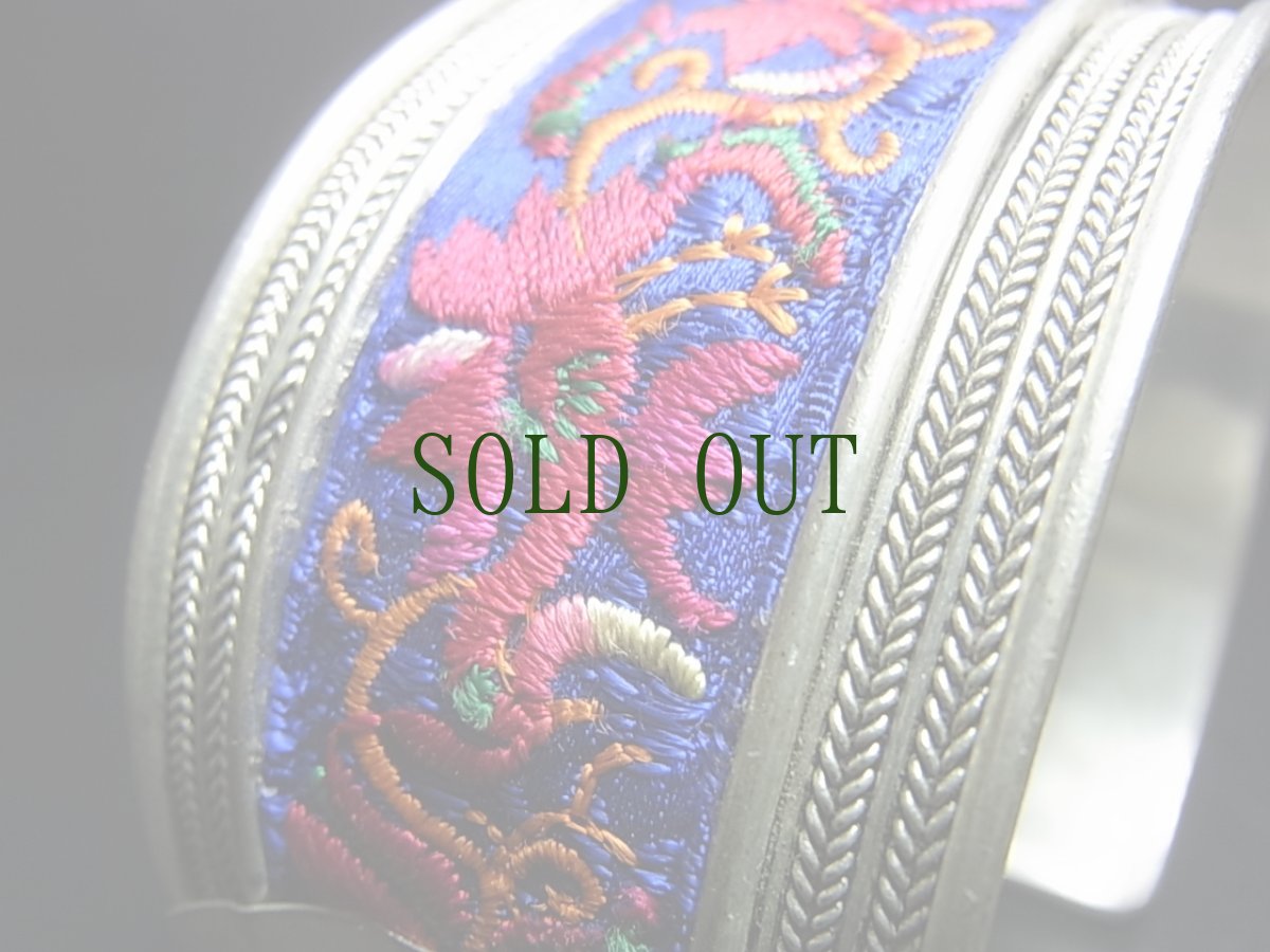 画像3: 貴州省ミャオ族の刺繍古裂バングル(苗銀)　Old embroidery Miao silver bangle　 (3)