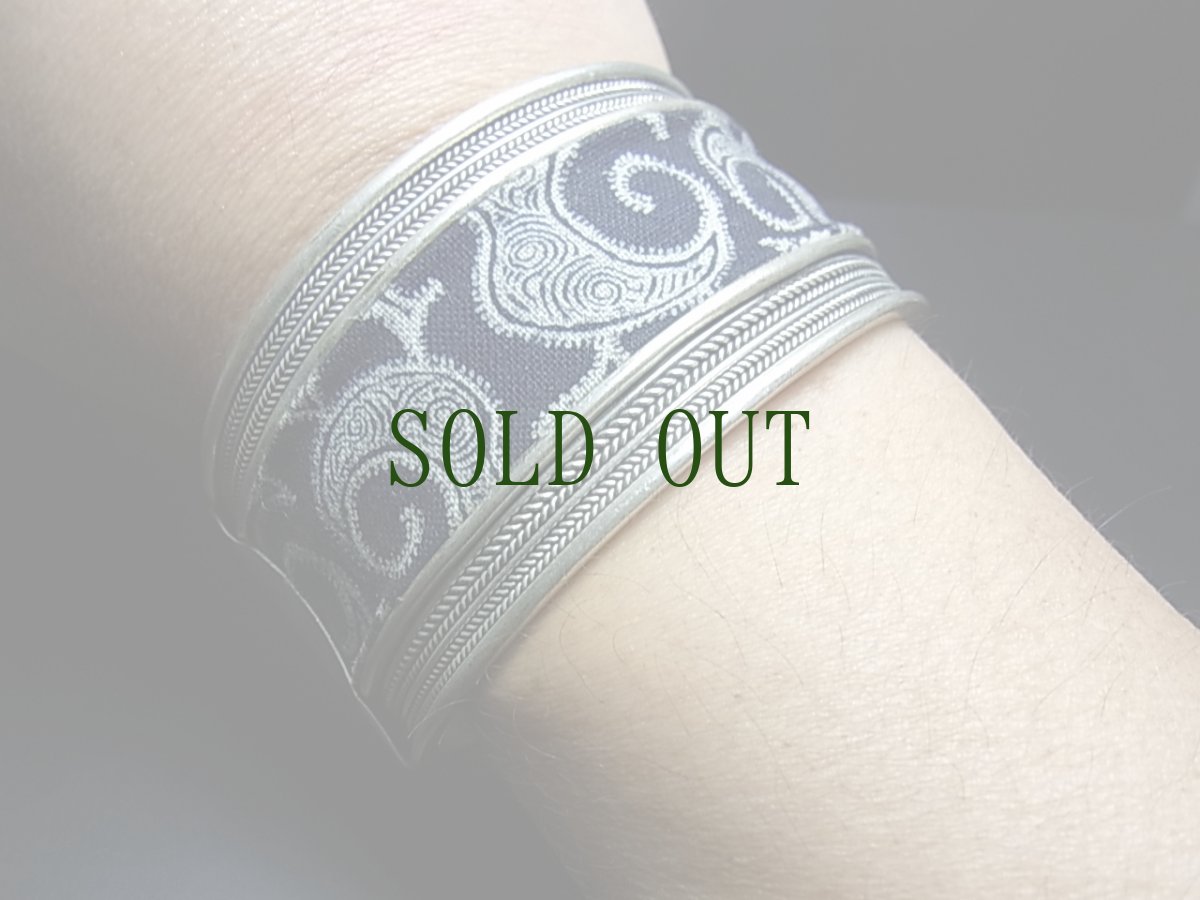 画像5: 貴州省ミャオ族の刺繍古裂バングル(苗銀)　ろうけつ染め・藍染 (5)