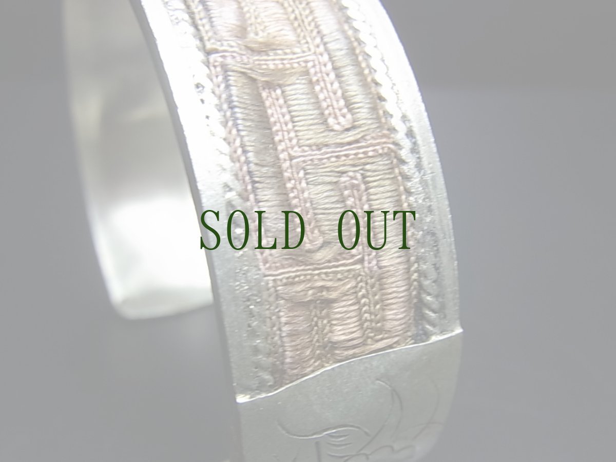 画像3: 貴州省ミャオ族の刺繍古裂バングル(苗銀)　Miao old embroidery silver bangle (3)