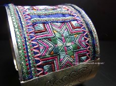 画像3: 貴州省ミャオ族の刺繍古裂バングル(苗銀)　Old embroidery Miao silver bangle　 (3)