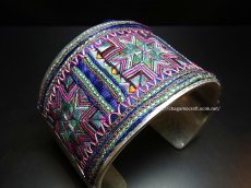 画像2: 貴州省ミャオ族の刺繍古裂バングル(苗銀)　Old embroidery Miao silver bangle　 (2)