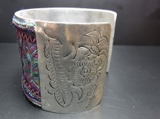 画像5: 貴州省ミャオ族の刺繍古裂バングル(苗銀)　Old embroidery Miao silver bangle　 (5)