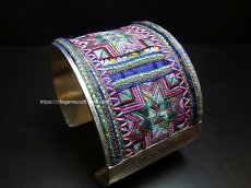 画像1: 貴州省ミャオ族の刺繍古裂バングル(苗銀)　Old embroidery Miao silver bangle　 (1)