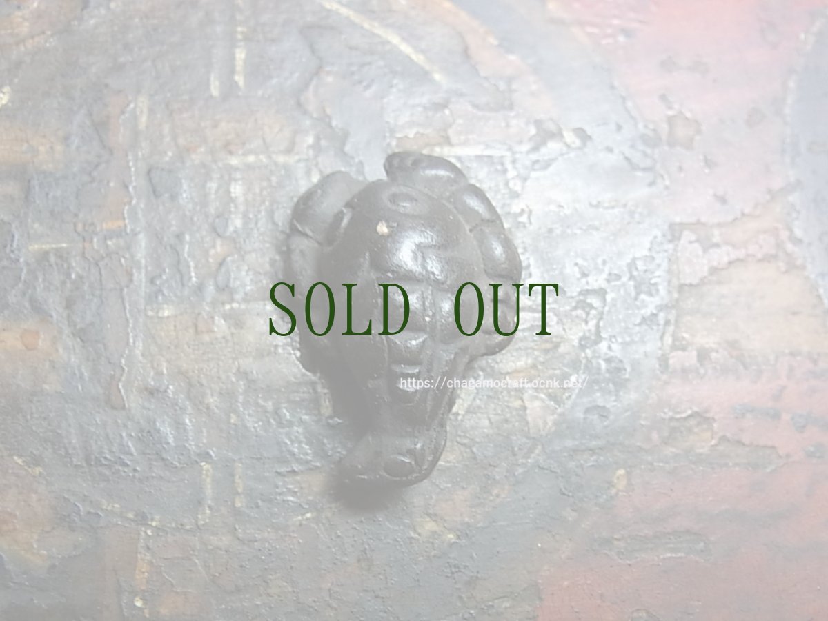 画像2: チベット・蠍のツァツァ（薬擦擦）秘薬・護符（アンティーク） (2)