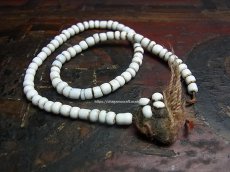 画像1: 薬擦擦付き、チベットのアンティーク念珠　(old tibetan  mala )　白き貝シャンカ（七宝・砗磲） (1)