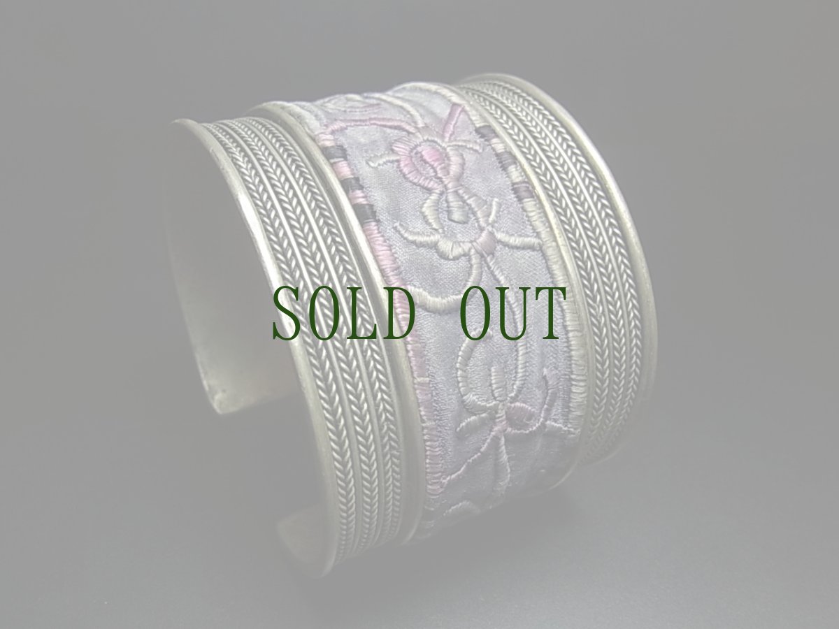 画像1: 貴州省ミャオ族の刺繍古裂バングル(苗銀)　Old embroidery Miao silver bangle　 (1)