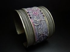 画像1: 貴州省ミャオ族の刺繍古裂バングル(苗銀)　Old embroidery Miao silver bangle　 (1)