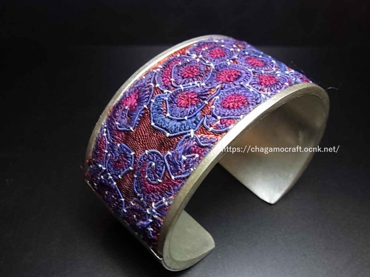 画像1: 貴州省ミャオ族の刺繍古裂バングル(苗銀)　Old embroidery Miao silver bangle　 (1)