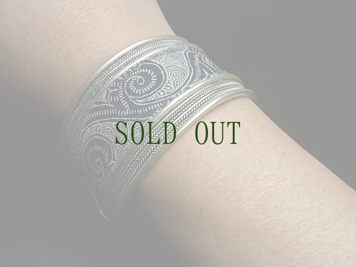 画像5: 貴州省ミャオ族の刺繍古裂バングル(苗銀)　ろうけつ染め・藍染 (5)