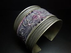 画像2: 貴州省ミャオ族の刺繍古裂バングル(苗銀)　Old embroidery Miao silver bangle　 (2)