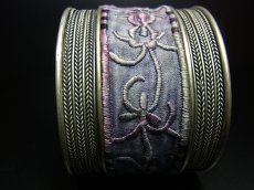 画像3: 貴州省ミャオ族の刺繍古裂バングル(苗銀)　Old embroidery Miao silver bangle　 (3)