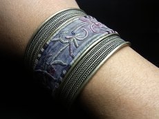 画像5: 貴州省ミャオ族の刺繍古裂バングル(苗銀)　Old embroidery Miao silver bangle　 (5)