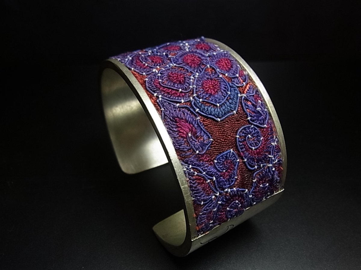 画像1: 貴州省ミャオ族の刺繍古裂バングル(苗銀)　Old embroidery Miao silver bangle　 (1)