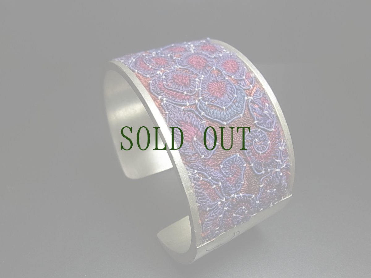 画像1: 貴州省ミャオ族の刺繍古裂バングル(苗銀)　Old embroidery Miao silver bangle　 (1)