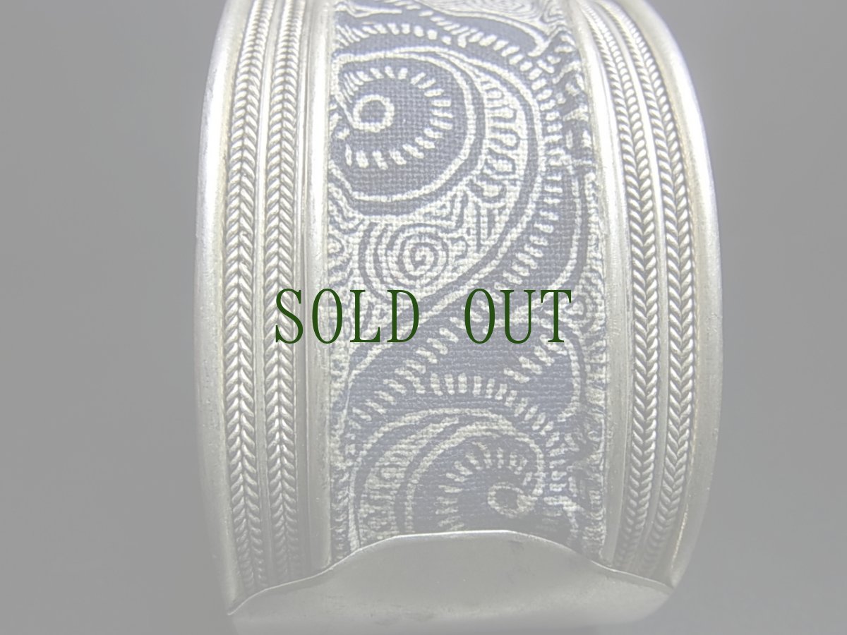 画像3: 貴州省ミャオ族の刺繍古裂バングル(苗銀)　ろうけつ染め・藍染 (3)