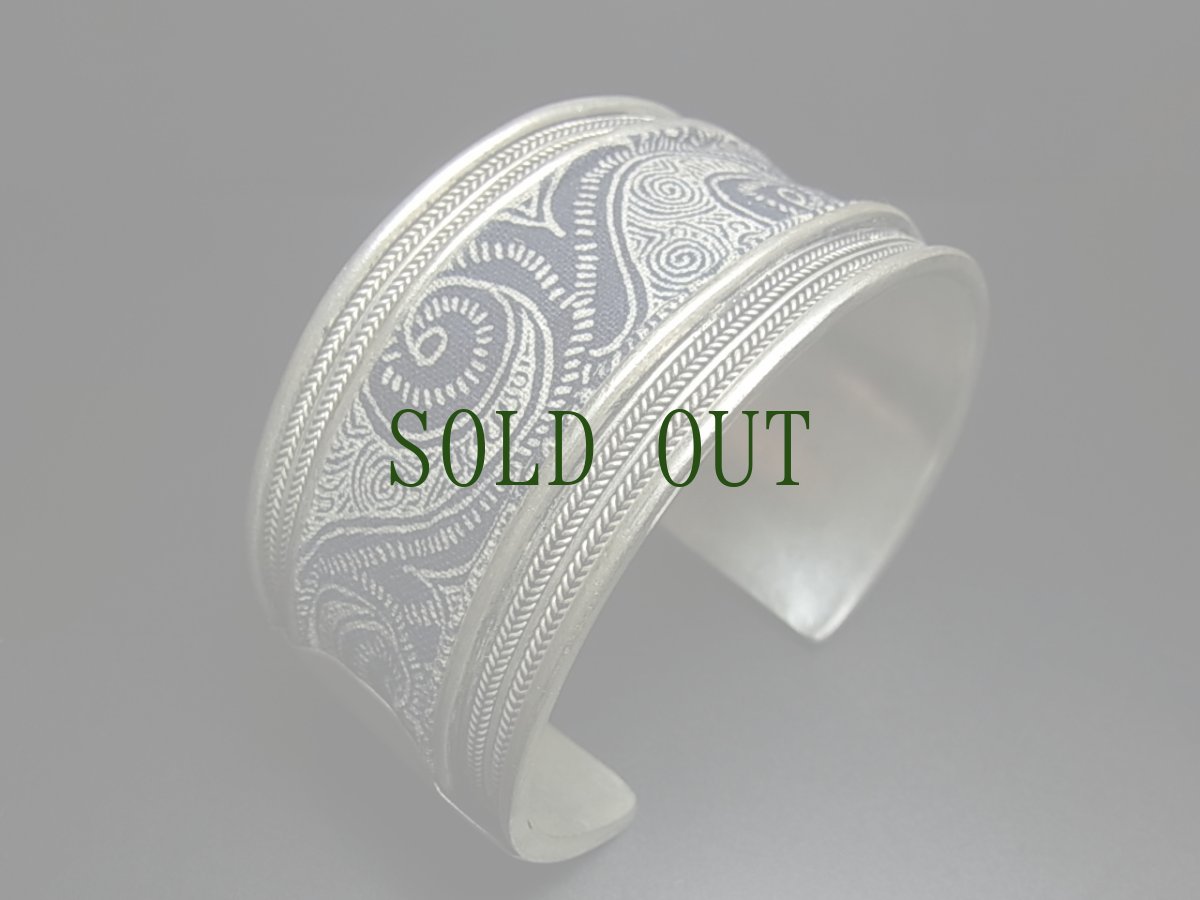 画像2: 貴州省ミャオ族の刺繍古裂バングル(苗銀)　ろうけつ染め・藍染 (2)