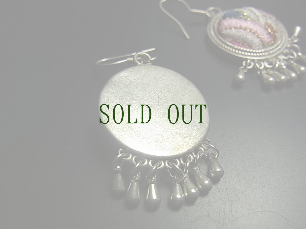 画像4: 貴州ミャオ族の苗銀製・刺繍古裂ピアス (4)