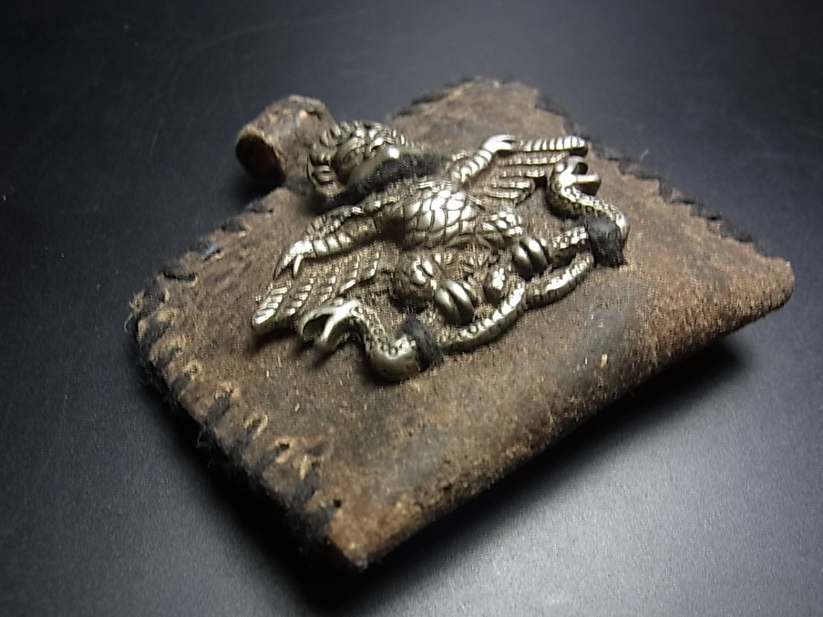 画像4: チベットの護符・霊鳥キュン(Khyun)のトクチャ と革製ガウ　 (4)