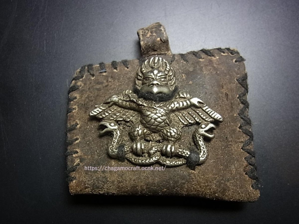 画像2: チベットの護符・霊鳥キュン(Khyun)のトクチャ と革製ガウ　 (2)