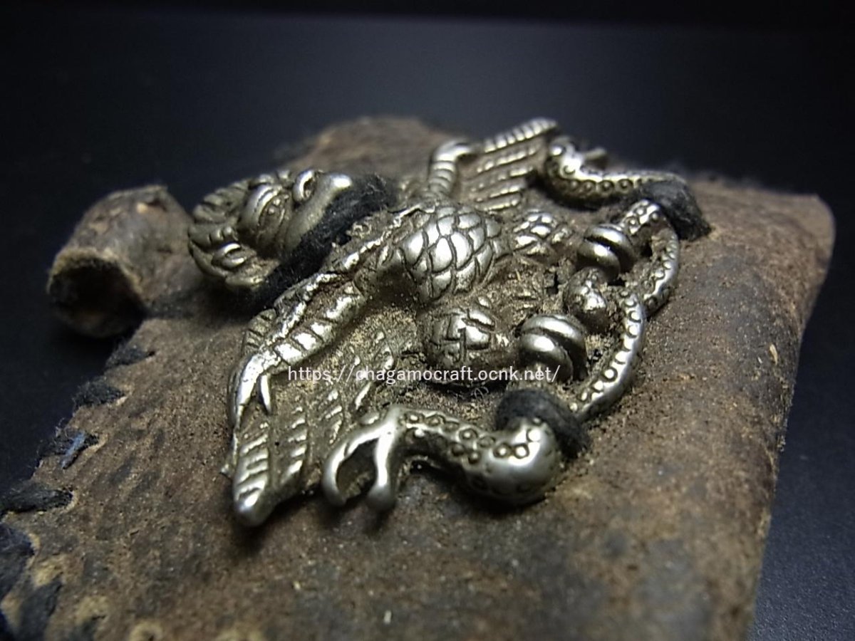 画像3: チベットの護符・霊鳥キュン(Khyun)のトクチャ と革製ガウ　 (3)