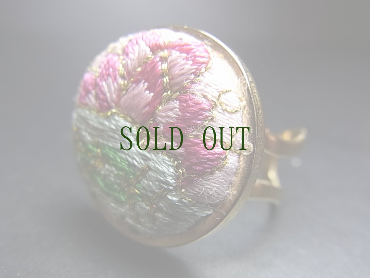 画像4: 貴州ミャオ族の 刺繍古裂リング（真鍮製ゴールド色） (4)