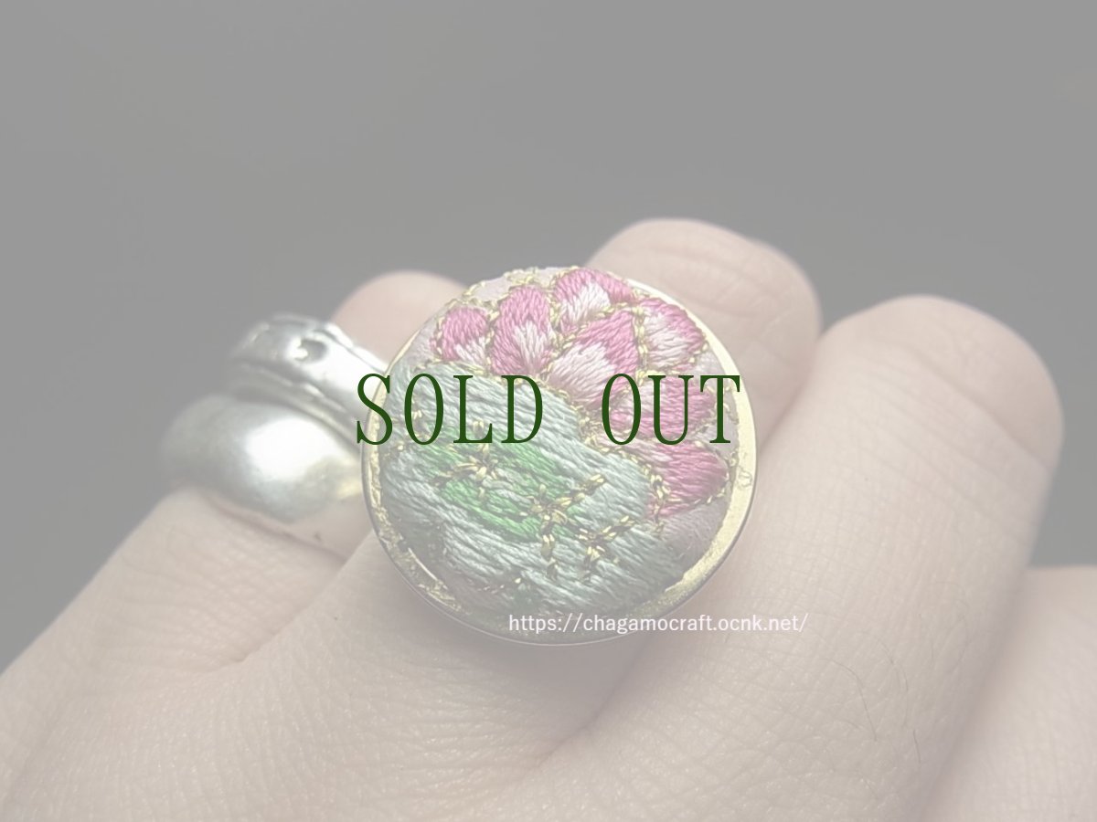 画像5: 貴州ミャオ族の 刺繍古裂リング（真鍮製ゴールド色） (5)