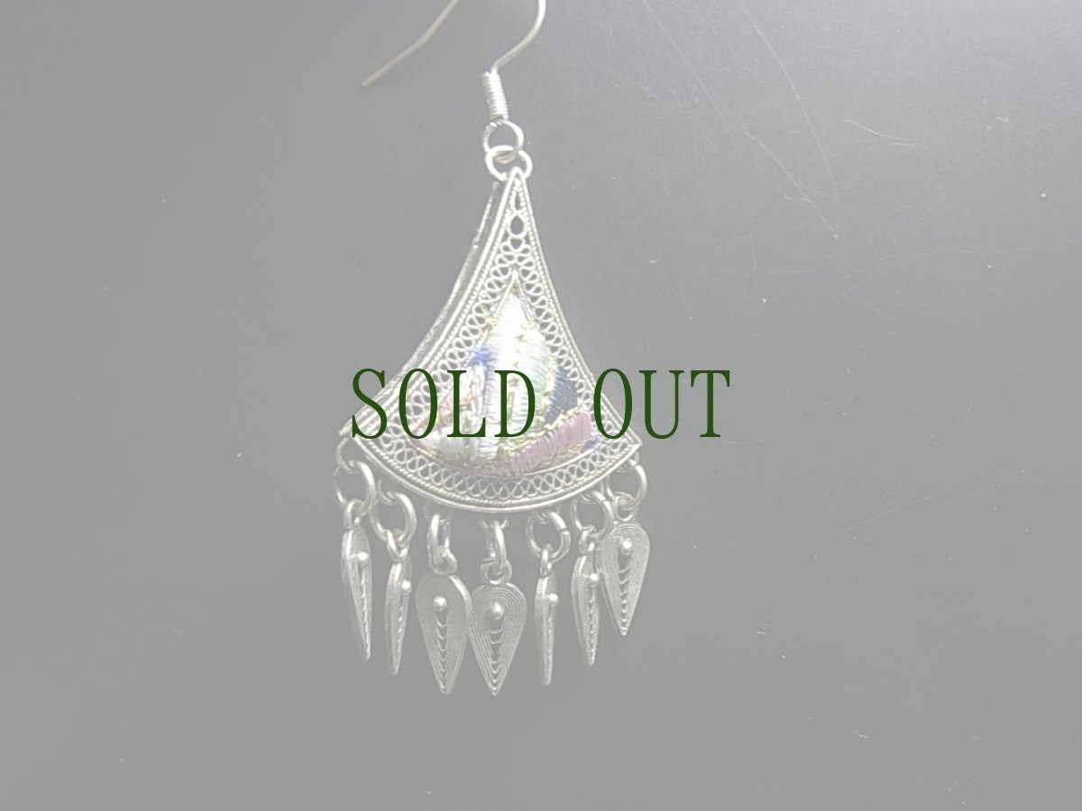 画像6: 貴州ミャオ族の苗銀製・刺繍古裂ピアス　（アシンメトリー） (6)