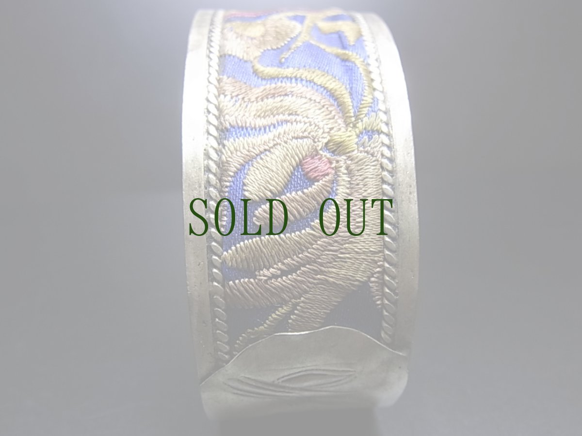 画像3: 貴州省ミャオ族の刺繍古裂バングル(苗銀)　Old embroidery Miao silver bangle　 (3)