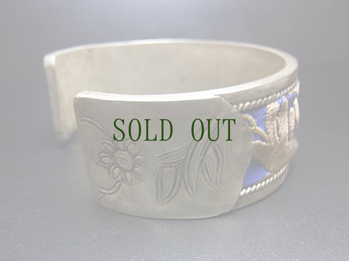 画像4: 貴州省ミャオ族の刺繍古裂バングル(苗銀)　Old embroidery Miao silver bangle　 (4)