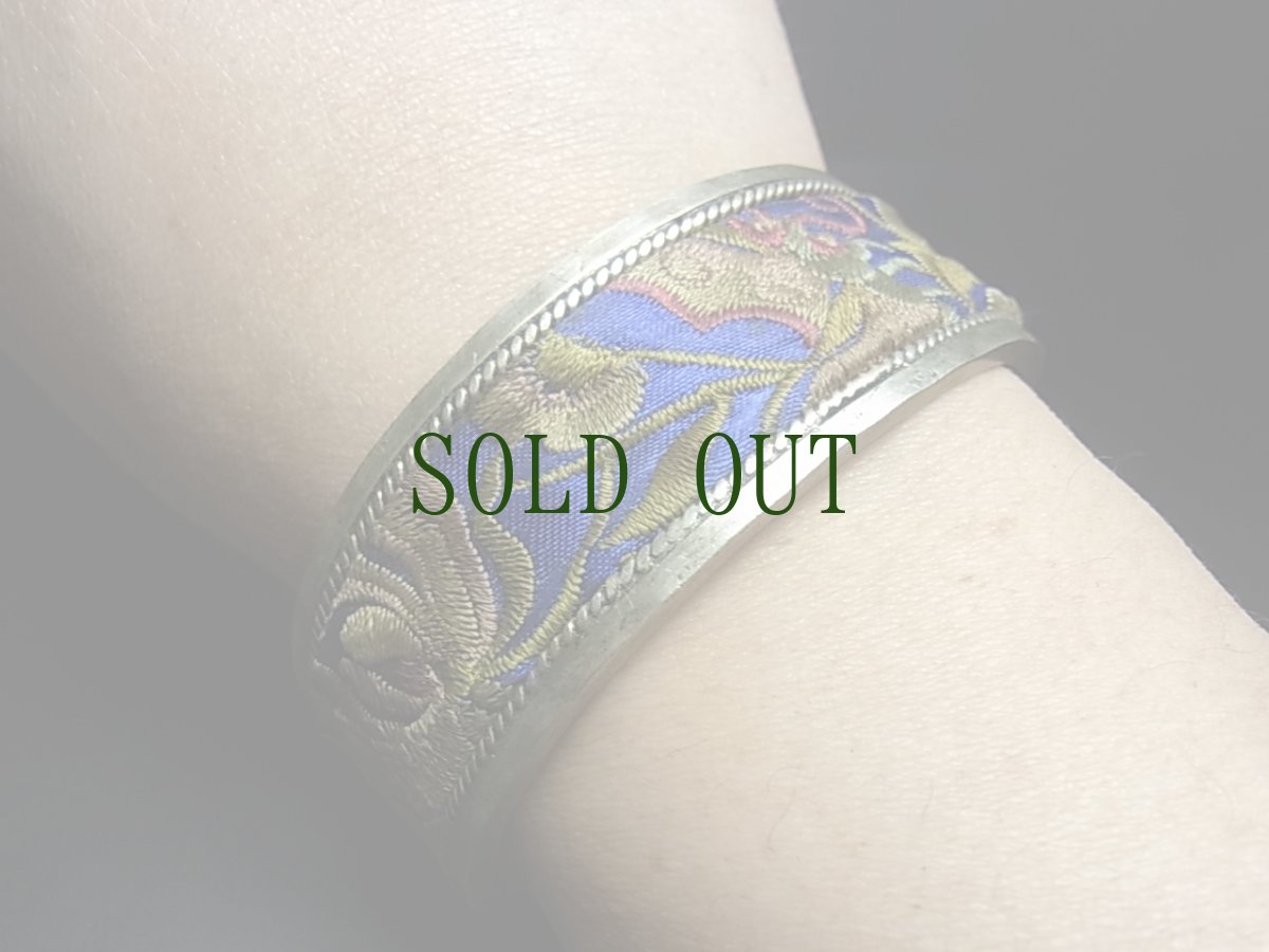 画像5: 貴州省ミャオ族の刺繍古裂バングル(苗銀)　Old embroidery Miao silver bangle　 (5)