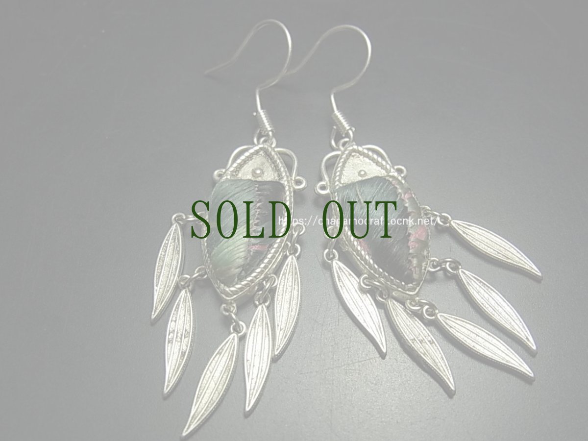 画像1: ミャオ族（苗族）の苗銀製・刺繍古裂ピアス・魚/  Miao Old embroidery earrings (1)