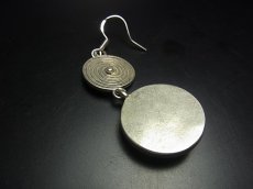 画像5: ミャオ族（苗族）の苗銀製・刺繍古裂ピアス・渦巻/  Miao Old embroidery earrings (5)