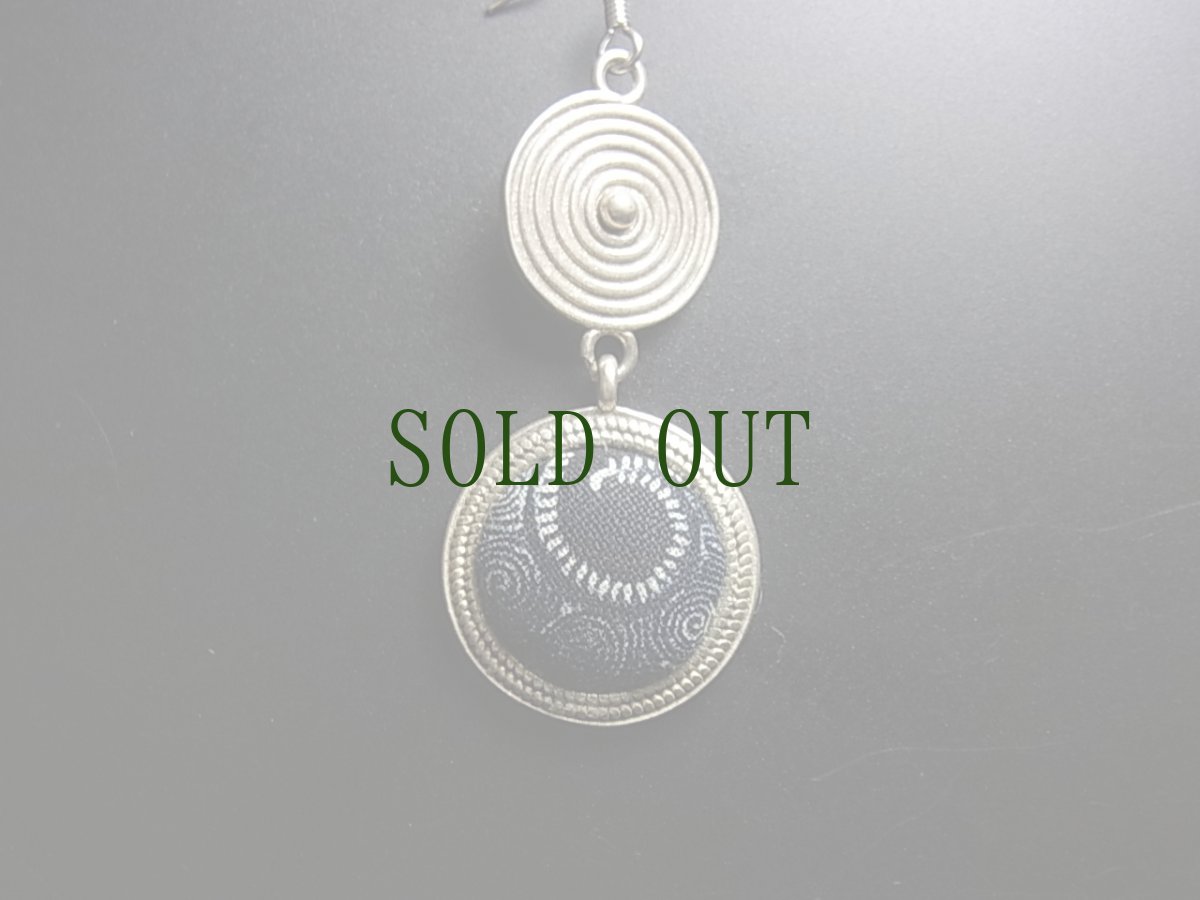 画像5: ミャオ族（苗族）の苗銀製・ろうけつ藍染め古裂ピアス・渦巻/  Miao Old embroidery earrings (5)