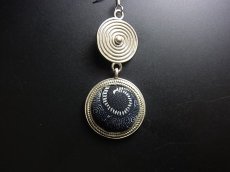 画像5: ミャオ族（苗族）の苗銀製・ろうけつ藍染め古裂ピアス・渦巻/  Miao Old embroidery earrings (5)