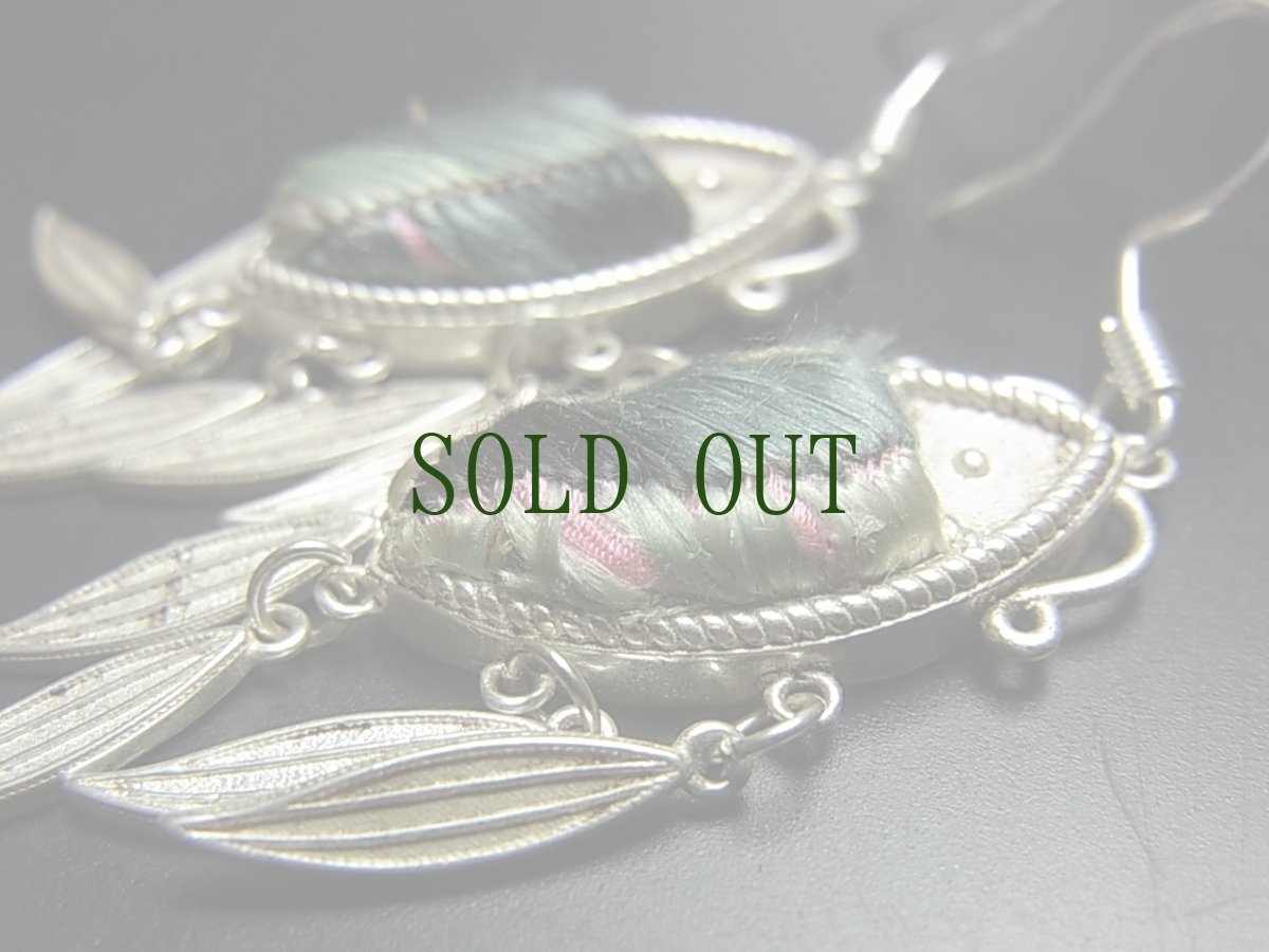 画像2: ミャオ族（苗族）の苗銀製・刺繍古裂ピアス・魚/  Miao Old embroidery earrings (2)