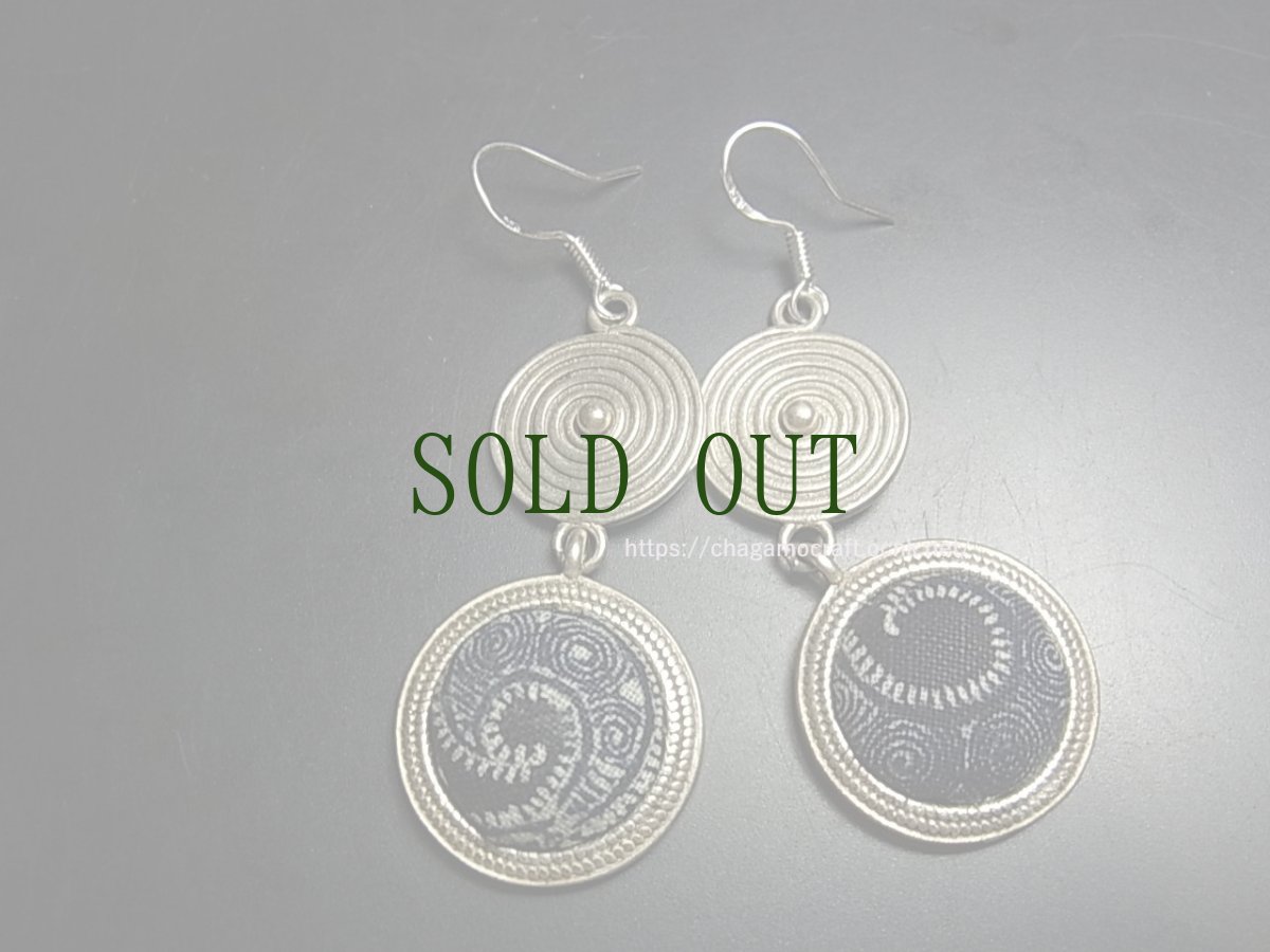 画像1: ミャオ族（苗族）の苗銀製・ろうけつ藍染め古裂ピアス・渦巻/  Miao Old embroidery earrings (1)