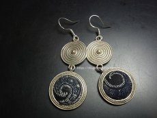 画像1: ミャオ族（苗族）の苗銀製・ろうけつ藍染め古裂ピアス・渦巻/  Miao Old embroidery earrings (1)