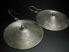 画像2: 貴州苗族（ミャオ族）の苗銀製トライバルピアス　大　  (2)