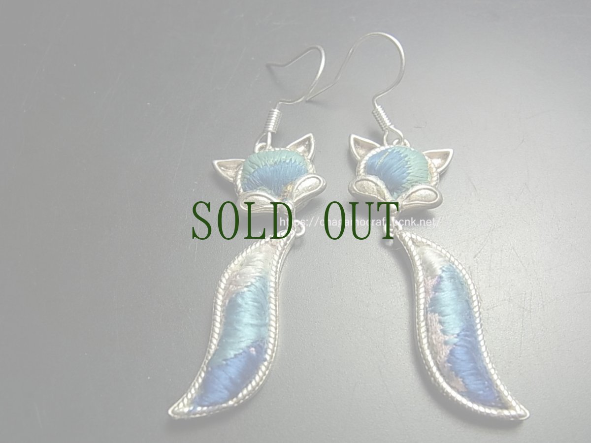 画像1: ミャオ族（苗族）の苗銀製・刺繍古裂ピアス・猫/  Miao Old embroidery earrings (1)