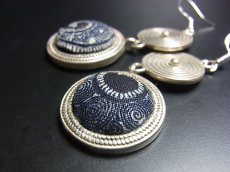 画像3: ミャオ族（苗族）の苗銀製・ろうけつ藍染め古裂ピアス・渦巻/  Miao Old embroidery earrings (3)